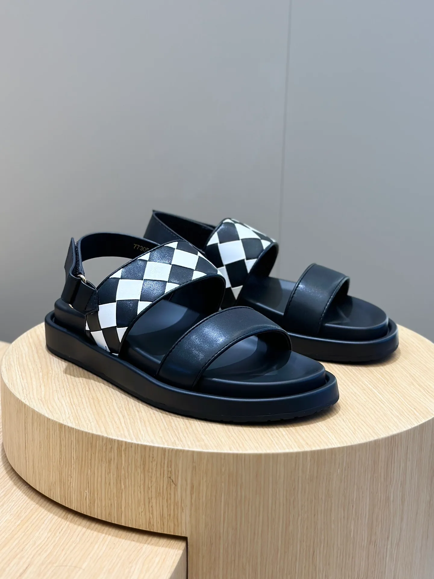 Factory price: 360💰BV hand-woven men's slippers and sandals - suitable for walking. It still emphasizes minimalism and practical wearability, but is full of vivid artistry. Super classic, luxurious and comfortable, imported cowhide + cowhide lining + lightweight outsole Size: 39-44 (customized at 38.45)